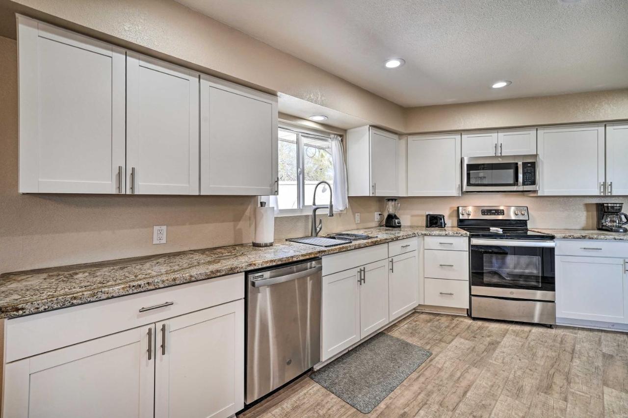 Lake Havasu Family Retreat With Patio And Game Room レイク・ハヴァス・シティ エクステリア 写真